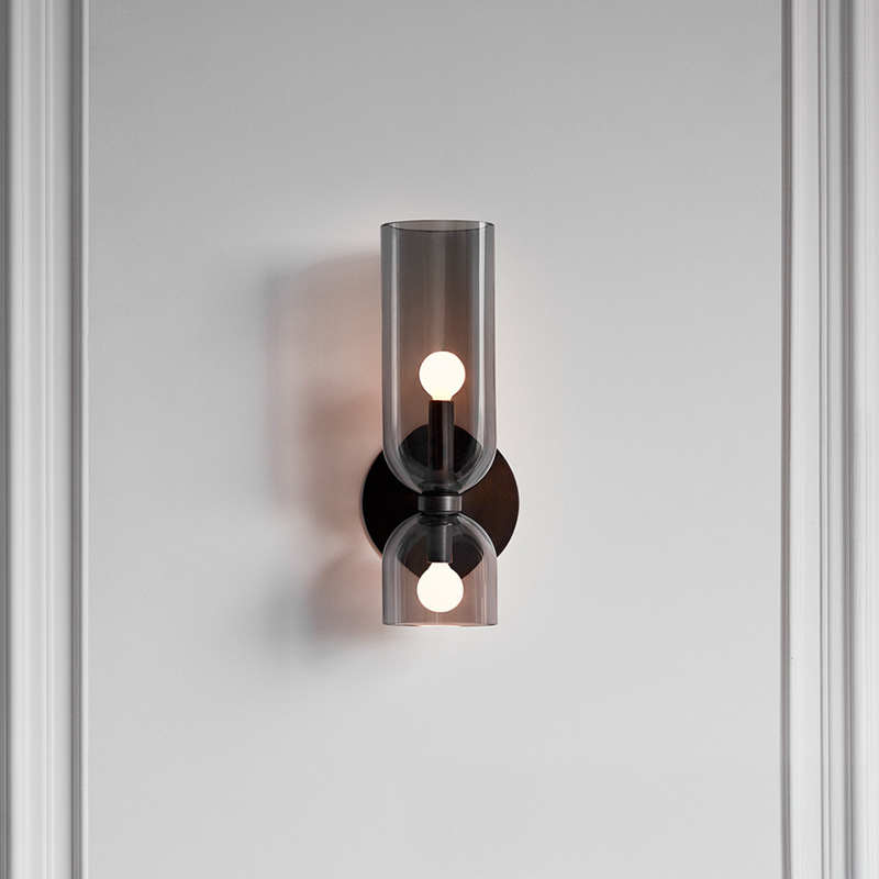 Luminária de parede escultural em vidro soprado com iluminação suave e design contemporâneo para ambientes requintados.