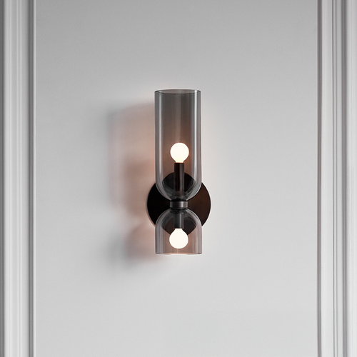 Luminária de parede escultural em vidro soprado com iluminação suave e design contemporâneo para ambientes requintados. Preto