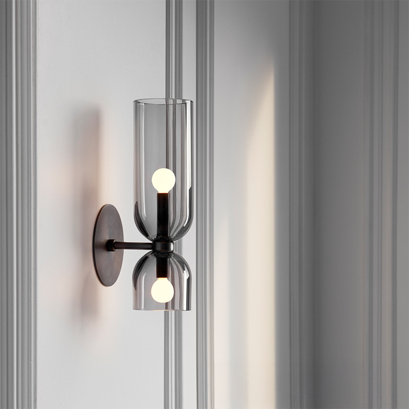 Luminária de parede escultural em vidro soprado com iluminação suave e design contemporâneo para ambientes requintados.