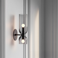 Luminária de parede escultural em vidro soprado com iluminação suave e design contemporâneo para ambientes requintados.