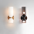 Luminária de parede escultural em vidro soprado com iluminação suave e design contemporâneo para ambientes requintados.