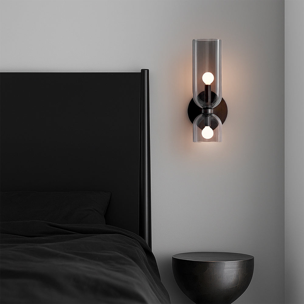Luminária de parede escultural em vidro soprado com iluminação suave e design contemporâneo para ambientes requintados.
