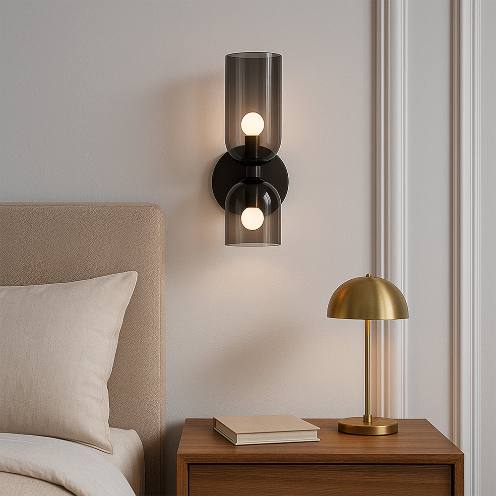 Luminária de parede escultural em vidro soprado com iluminação suave e design contemporâneo para ambientes requintados.