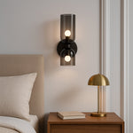 Luminária de parede escultural em vidro soprado com iluminação suave e design contemporâneo para ambientes requintados.
