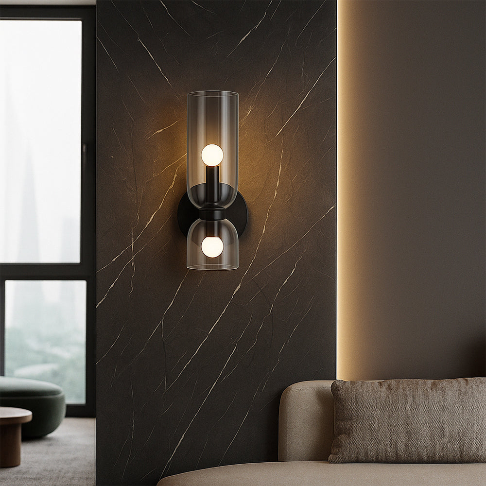 Luminária de parede escultural em vidro soprado com iluminação suave e design contemporâneo para ambientes requintados.