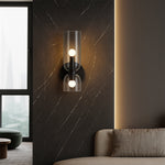 Luminária de parede escultural em vidro soprado com iluminação suave e design contemporâneo para ambientes requintados.