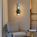 Luminária de parede escultural em vidro soprado com iluminação suave e design contemporâneo para ambientes requintados.