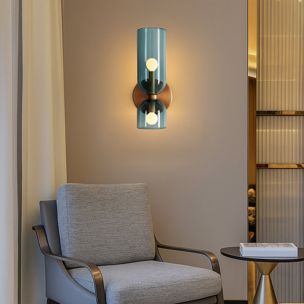 Luminária de parede escultural em vidro soprado com iluminação suave e design contemporâneo para ambientes requintados.
