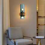 Luminária de parede escultural em vidro soprado com iluminação suave e design contemporâneo para ambientes requintados.