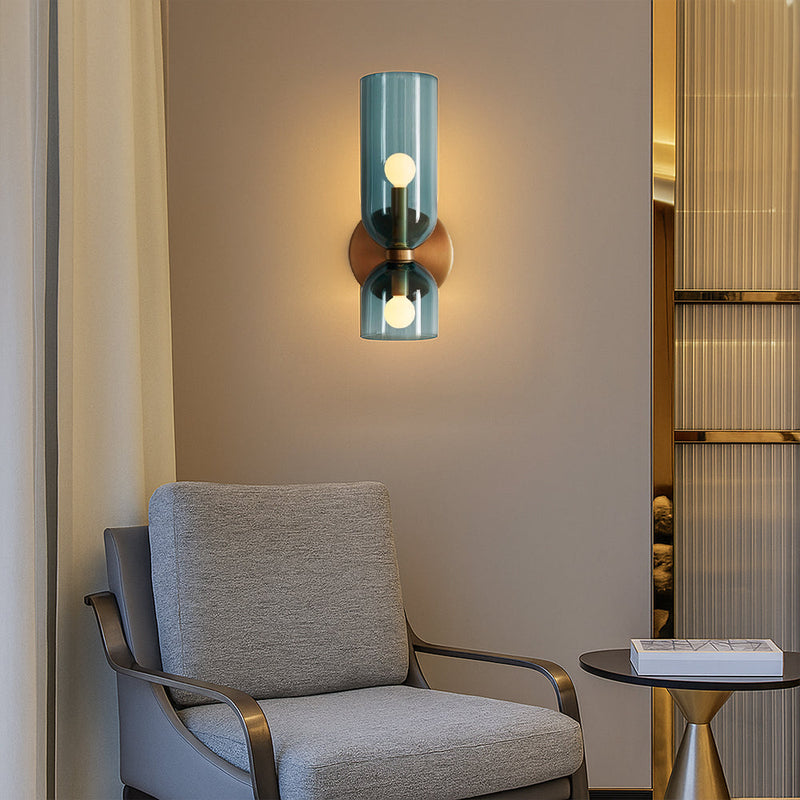 Luminária de parede escultural em vidro soprado com iluminação suave e design contemporâneo para ambientes requintados.