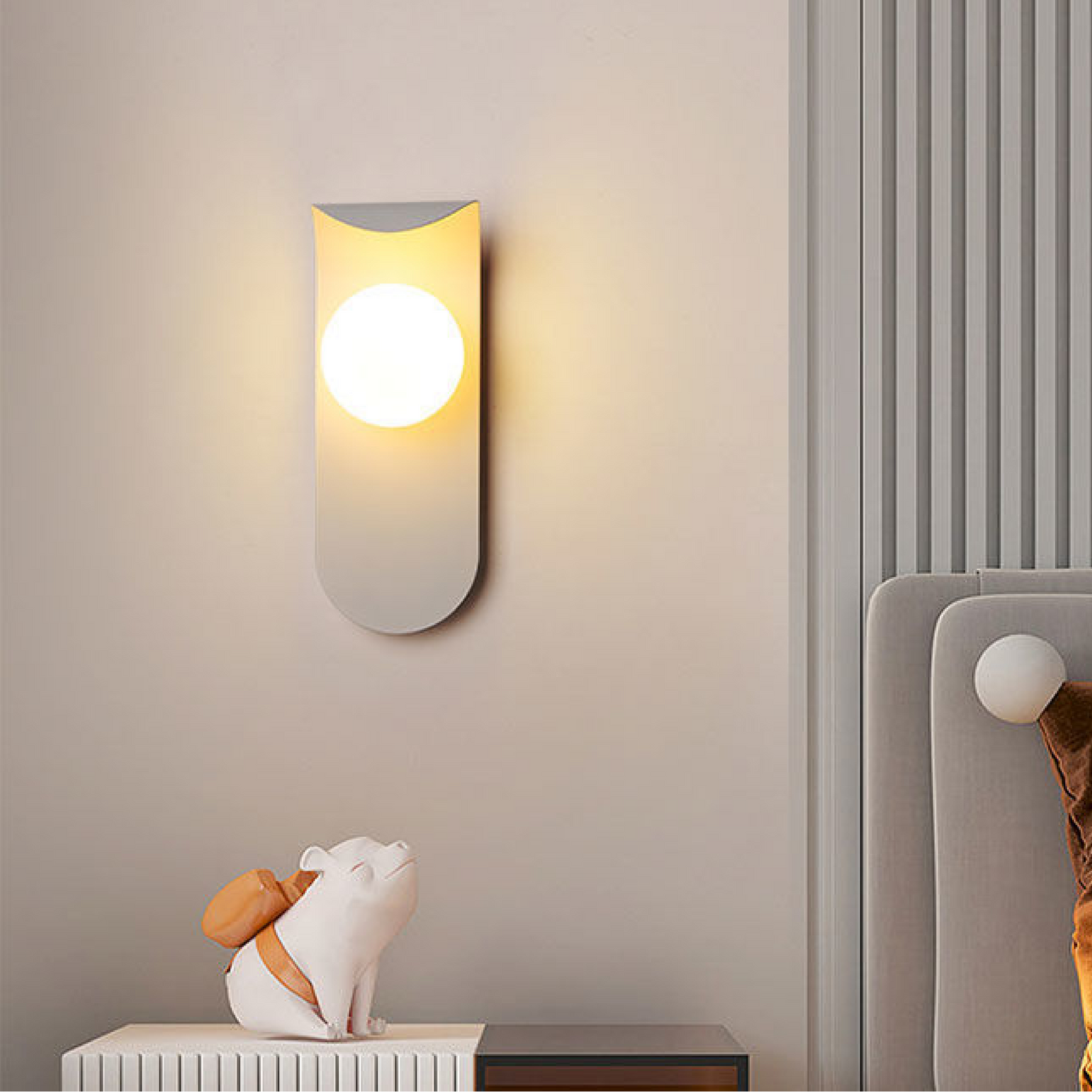 Luminária de parede escultural escandinava com iluminação suave e design minimalista refinado.
