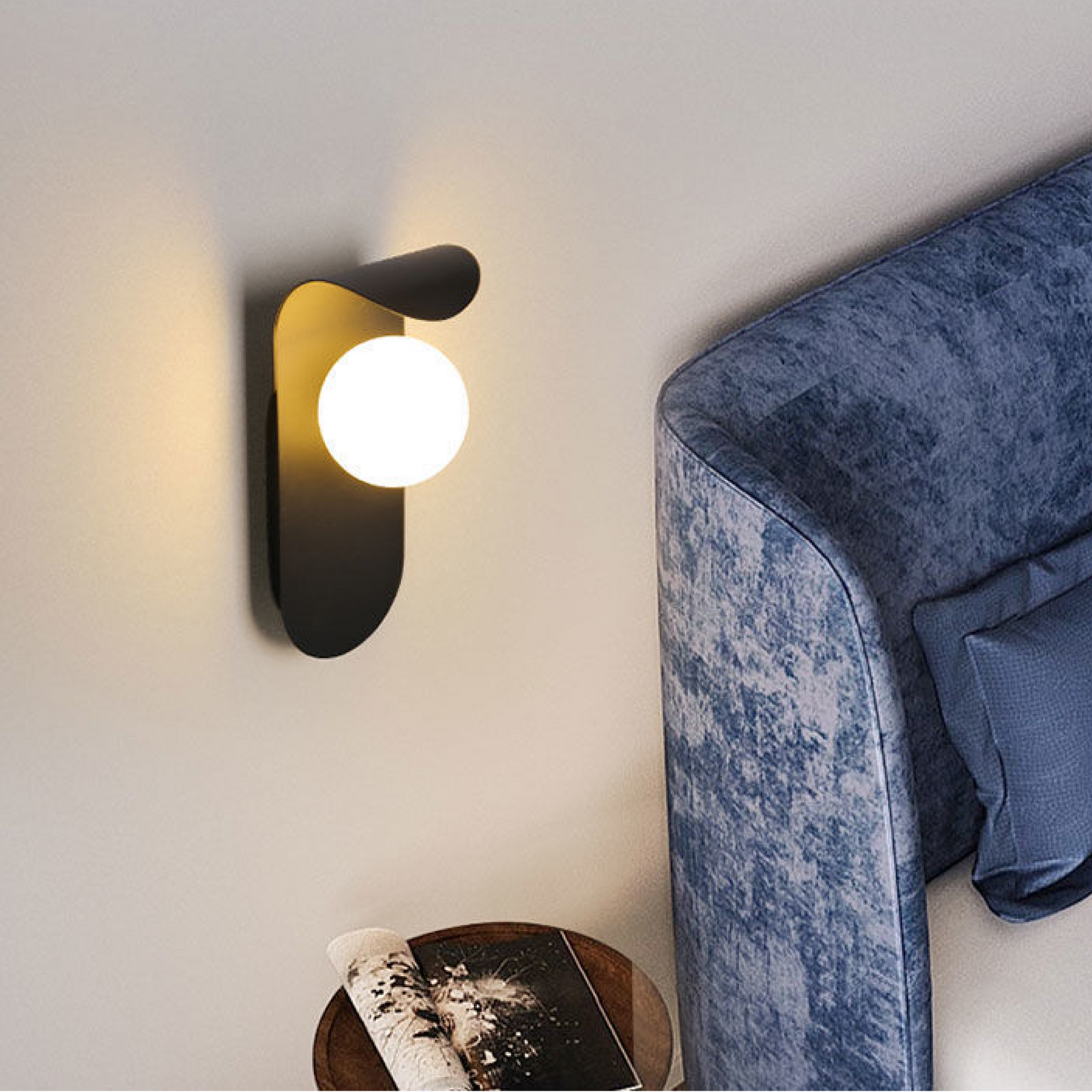 Luminária de parede escultural escandinava com iluminação suave e design minimalista refinado.