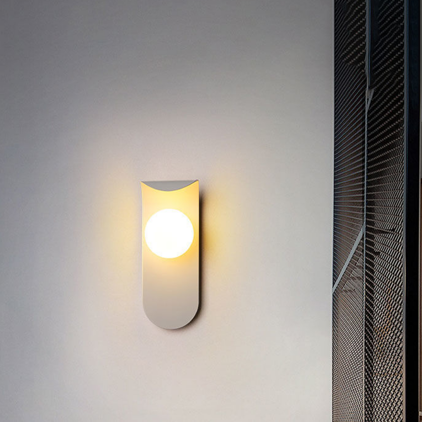 Luminária de parede escultural escandinava com iluminação suave e design minimalista refinado.