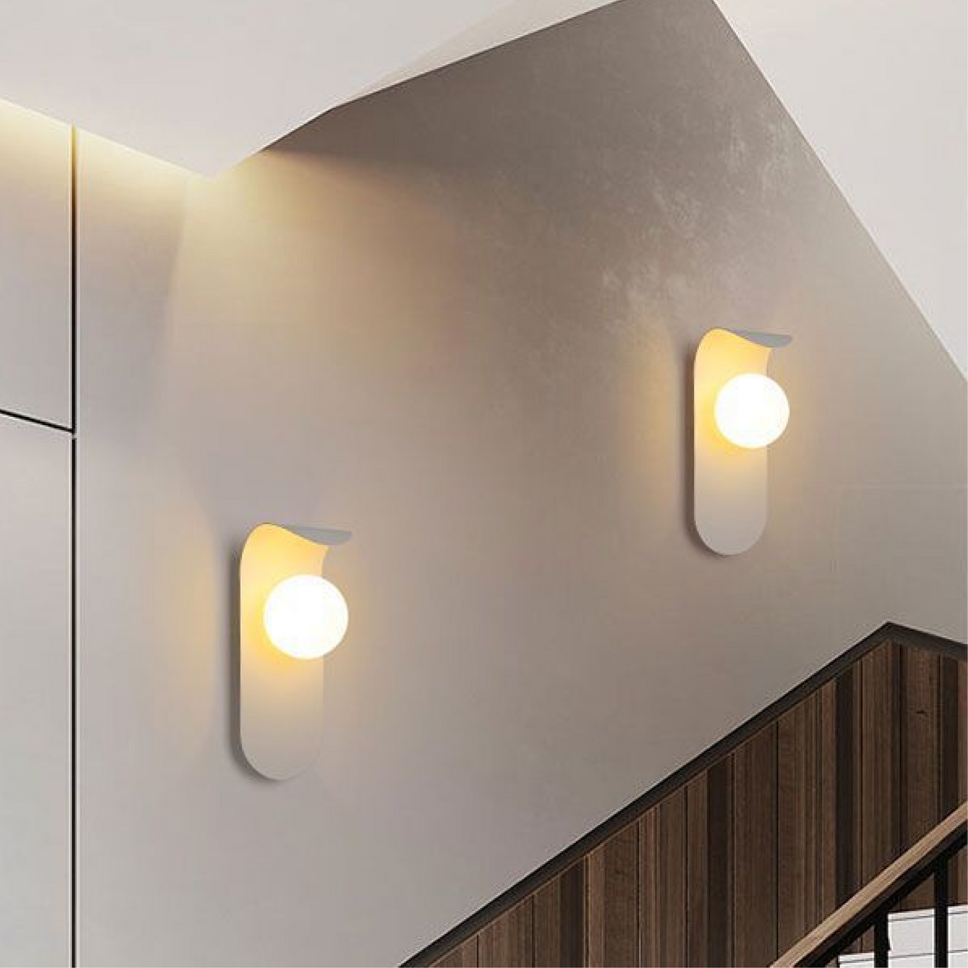 Luminária de parede escultural escandinava com iluminação suave e design minimalista refinado.