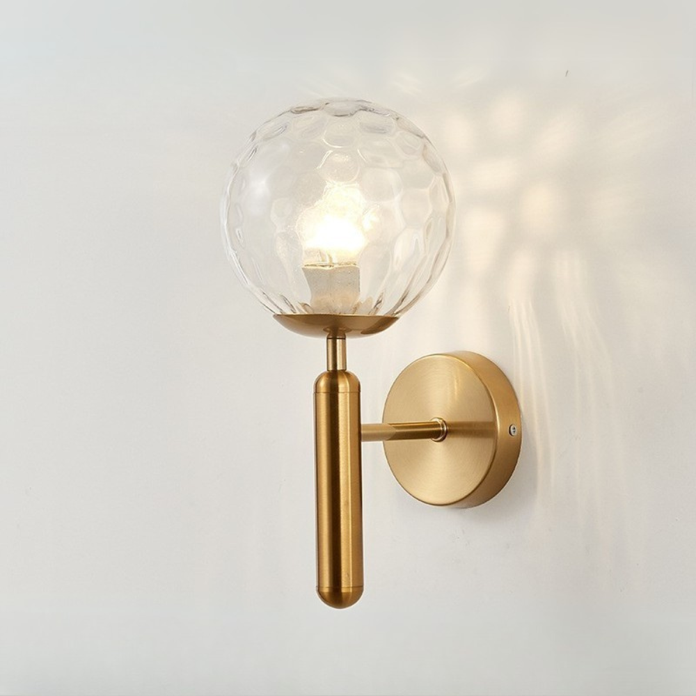 Luminária de parede esférica em estilo nórdico minimalista, perfeita para iluminar com elegância ambientes modernos. Âmbar Claro Texturizado Dourado