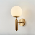 Luminária de parede esférica em estilo nórdico minimalista, perfeita para iluminar com elegância ambientes modernos. Branco Fosco Dourado