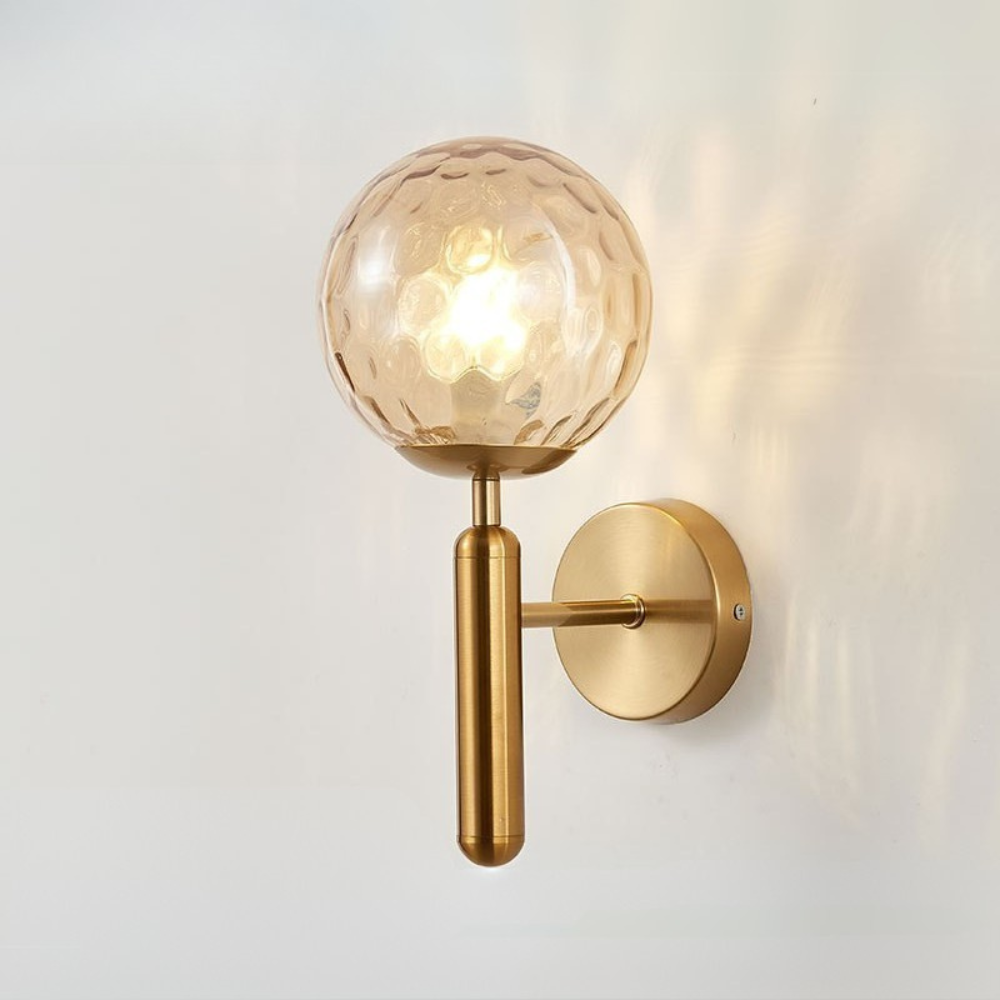 Luminária de parede esférica em estilo nórdico minimalista, perfeita para iluminar com elegância ambientes modernos. Vidro Corrugado Dourado