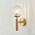 Luminária de parede esférica em estilo nórdico minimalista, perfeita para iluminar com elegância ambientes modernos. Dourado