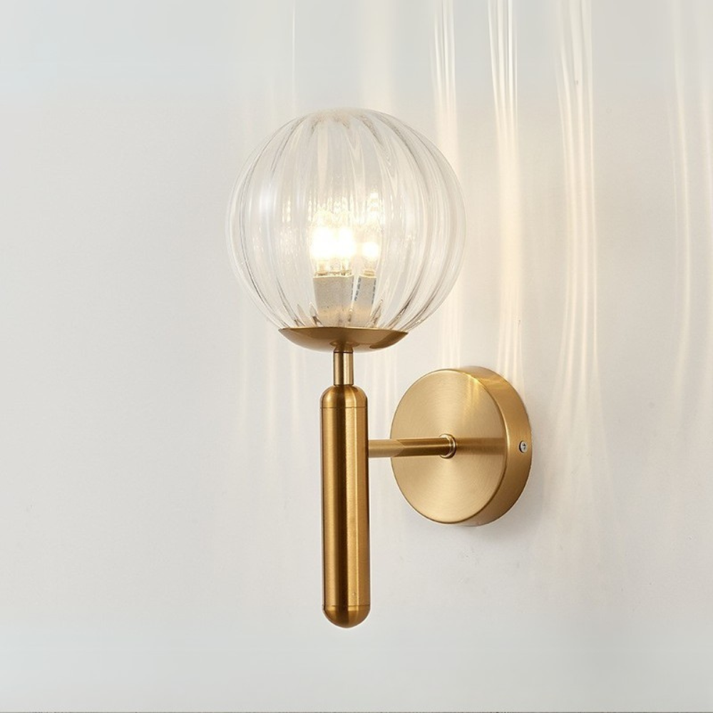 Luminária de parede esférica em estilo nórdico minimalista, perfeita para iluminar com elegância ambientes modernos. Dourado