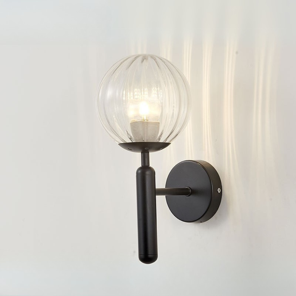 Luminária de parede esférica em estilo nórdico minimalista, perfeita para iluminar com elegância ambientes modernos.