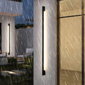 Luminária de parede externa contemporânea, com design minimalista e iluminação suave, perfeita para realçar espaços elegantes. Branco frio