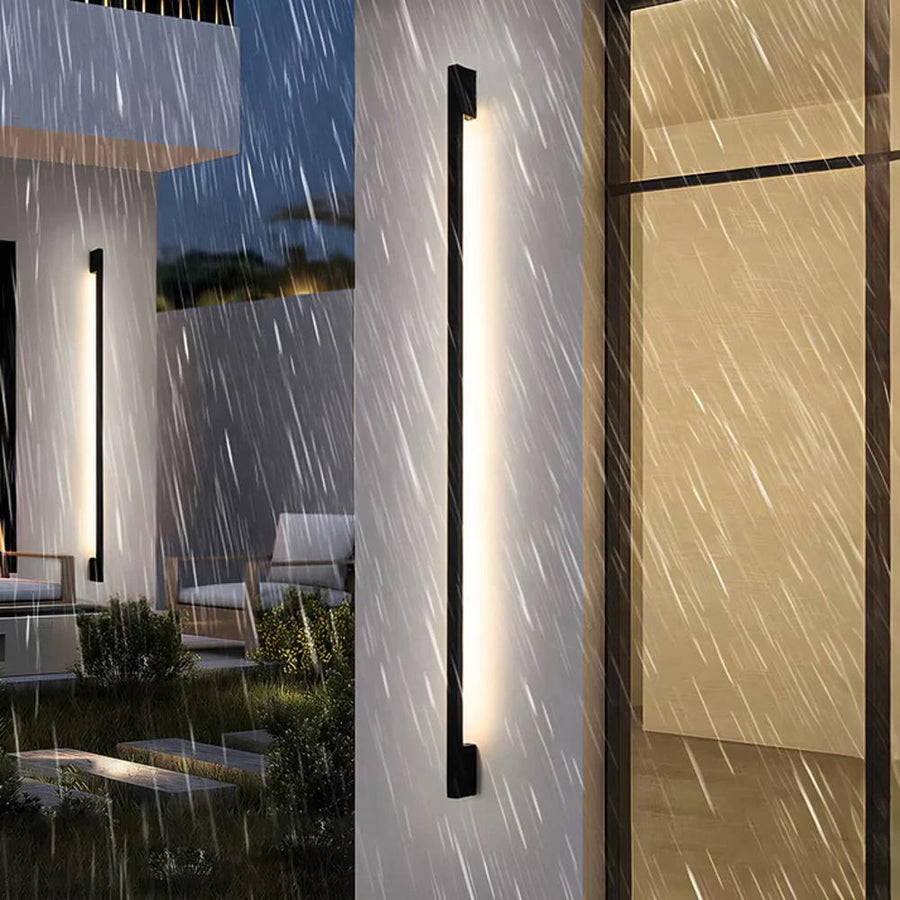 Luminária de parede externa contemporânea, com design minimalista e iluminação suave, perfeita para realçar espaços elegantes. Branco frio