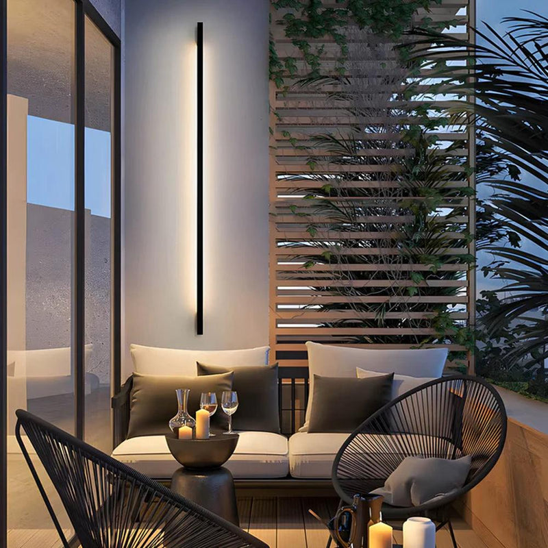 Luminária de parede externa contemporânea, com design minimalista e iluminação suave, perfeita para realçar espaços elegantes. Branco quente