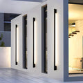 Luminária de parede externa contemporânea, com design minimalista e iluminação suave, perfeita para realçar espaços elegantes.