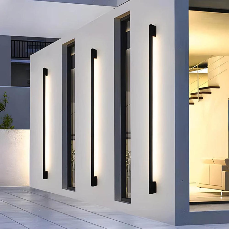 Luminária de parede externa contemporânea, com design minimalista e iluminação suave, perfeita para realçar espaços elegantes.