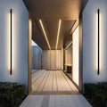 Luminária de parede externa contemporânea, com design minimalista e iluminação suave, perfeita para realçar espaços elegantes.