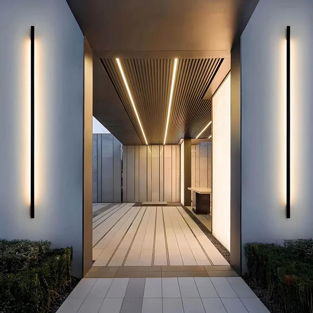 Luminária de parede externa contemporânea, com design minimalista e iluminação suave, perfeita para realçar espaços elegantes.