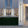 Luminária de parede externa contemporânea, com design minimalista e iluminação suave, perfeita para realçar espaços elegantes.