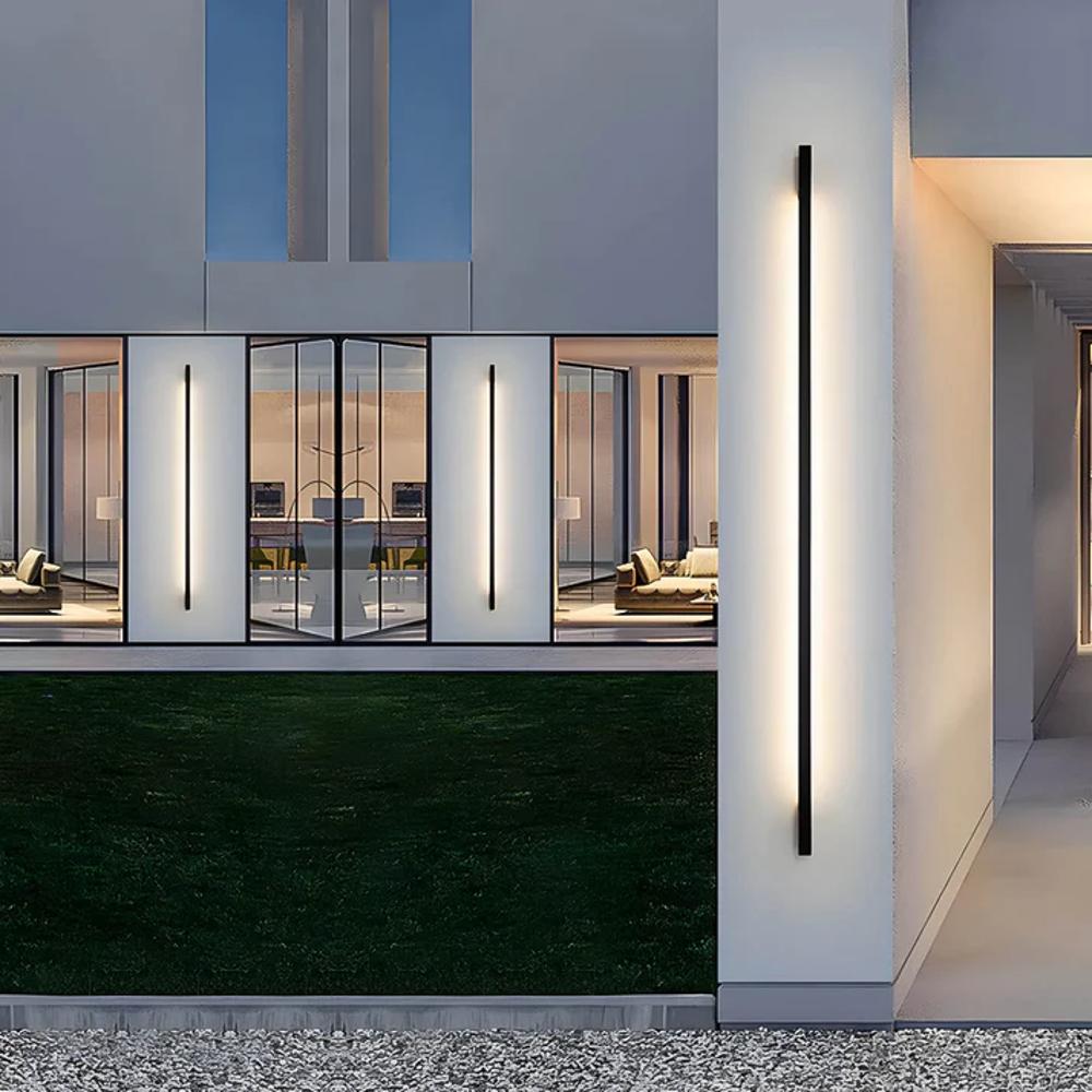 Luminária de parede externa contemporânea, com design minimalista e iluminação suave, perfeita para realçar espaços elegantes.