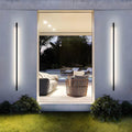 Luminária de parede externa contemporânea, com design minimalista e iluminação suave, perfeita para realçar espaços elegantes.