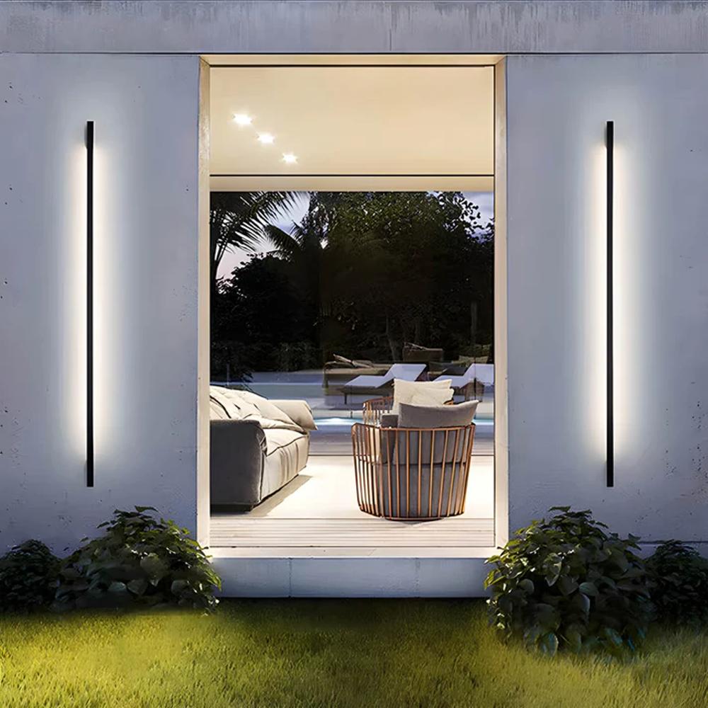 Luminária de parede externa contemporânea, com design minimalista e iluminação suave, perfeita para realçar espaços elegantes.