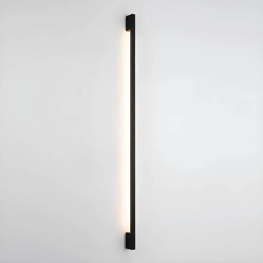 Luminária de parede externa contemporânea, com design minimalista e iluminação suave, perfeita para realçar espaços elegantes.