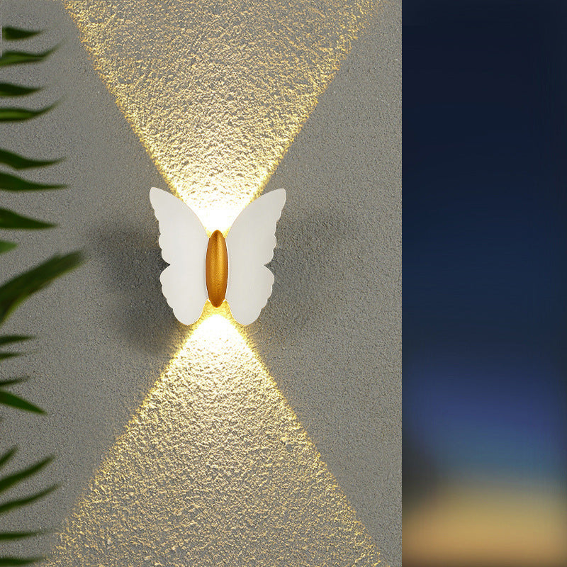 Luminária de parede externa em formato de borboleta, transmitindo um toque de charme contemporâneo e iluminação suave e envolvente. Branco