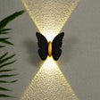 Luminária de parede externa em formato de borboleta, transmitindo um toque de charme contemporâneo e iluminação suave e envolvente.