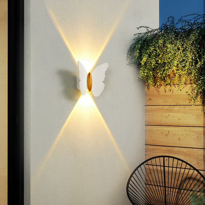 Luminária de parede externa em formato de borboleta, transmitindo um toque de charme contemporâneo e iluminação suave e envolvente.