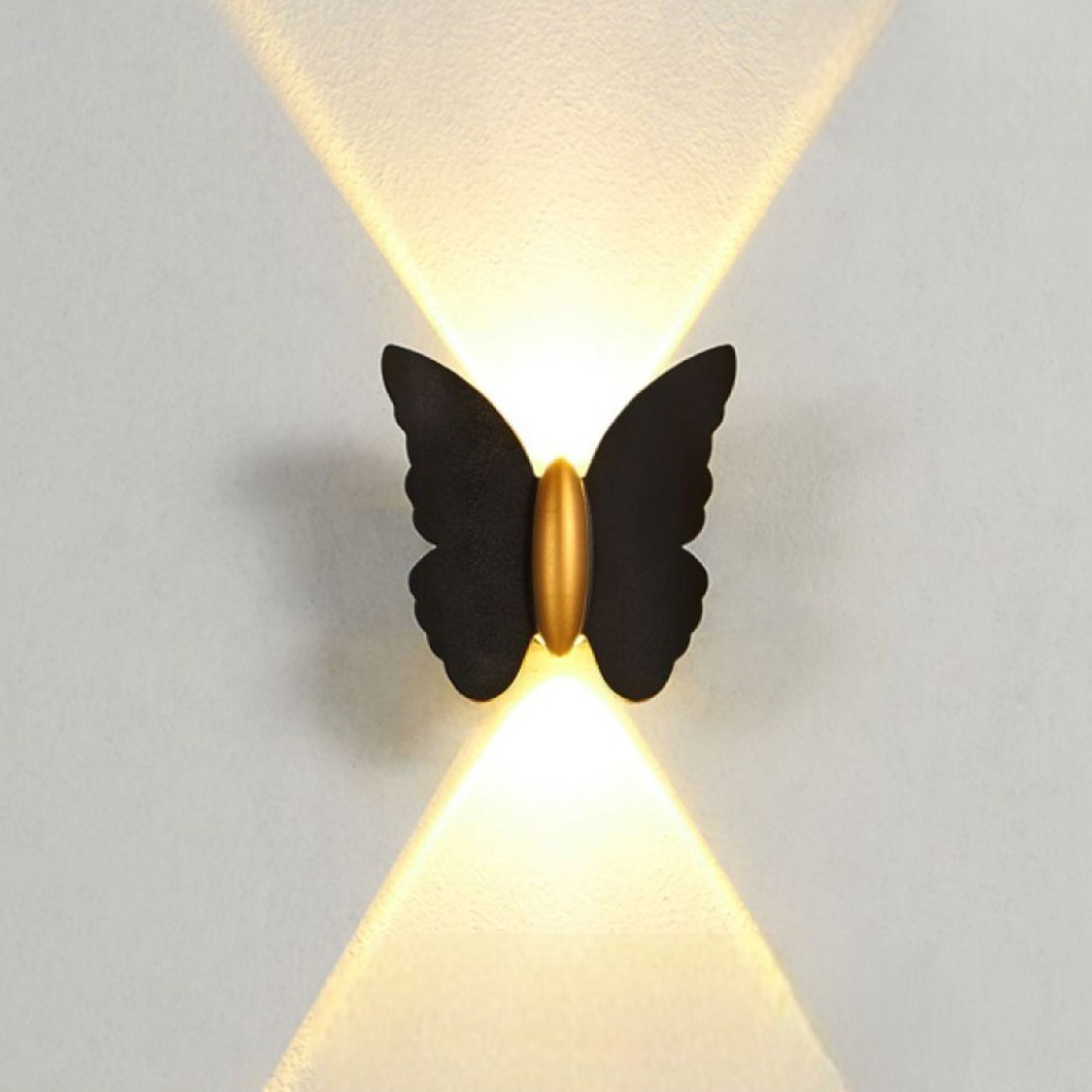 Luminária de parede externa em formato de borboleta, transmitindo um toque de charme contemporâneo e iluminação suave e envolvente.