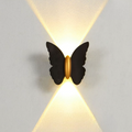 Luminária de parede externa em formato de borboleta, transmitindo um toque de charme contemporâneo e iluminação suave e envolvente.