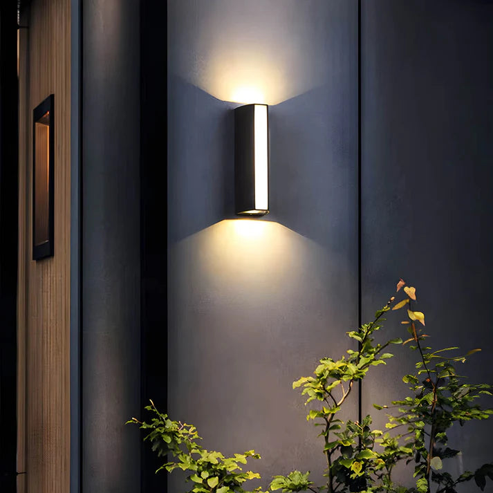 Luminária de parede externa moderna com iluminação bidirecional e design minimalista para ambientes sofisticados. 15.5 cm