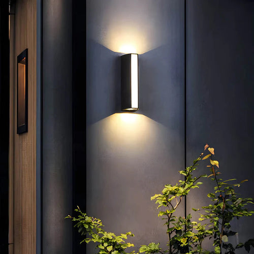 Luminária de parede externa moderna com iluminação bidirecional e design minimalista para ambientes sofisticados. 15.5 cm