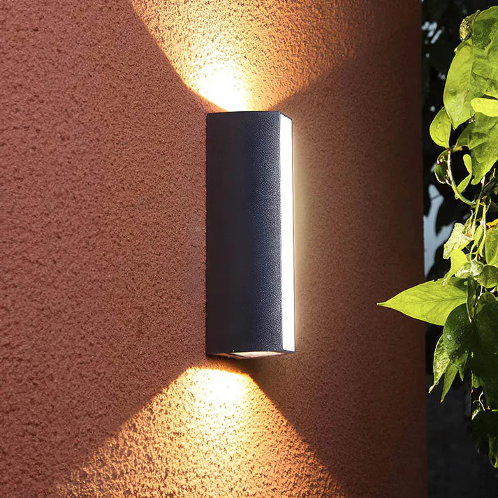 Luminária de parede externa moderna com iluminação bidirecional e design minimalista para ambientes sofisticados.