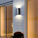 Luminária de parede externa moderna com iluminação bidirecional e design minimalista para ambientes sofisticados.