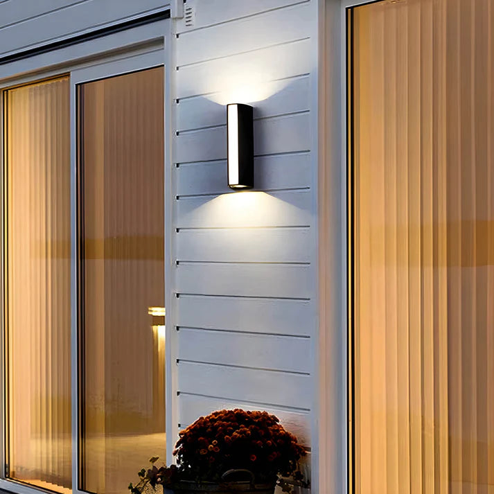 Luminária de parede externa moderna com iluminação bidirecional e design minimalista para ambientes sofisticados.