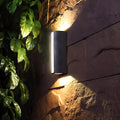 Luminária de parede externa moderna com iluminação bidirecional e design minimalista para ambientes sofisticados.