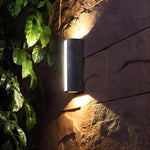 Luminária de parede externa moderna com iluminação bidirecional e design minimalista para ambientes sofisticados.