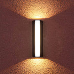 Luminária de parede externa moderna com iluminação bidirecional e design minimalista para ambientes sofisticados.