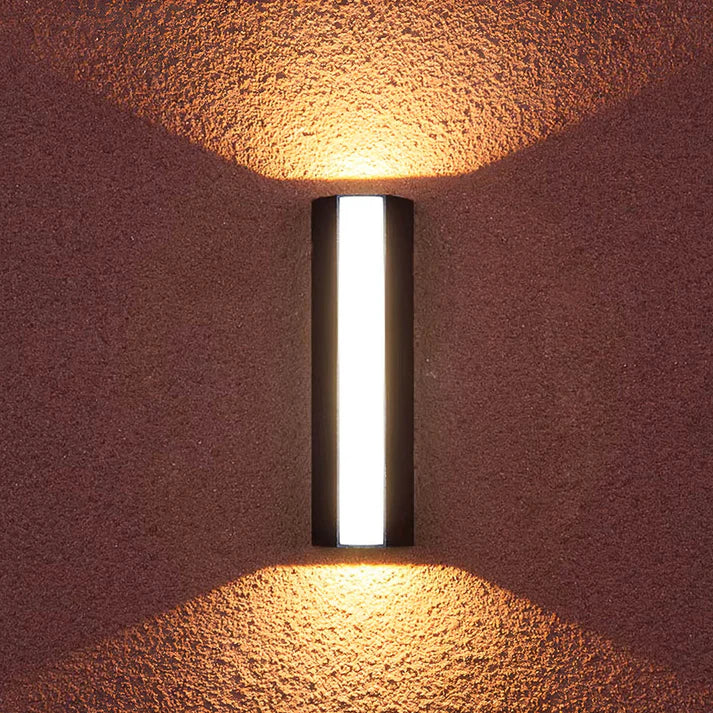 Luminária de parede externa moderna com iluminação bidirecional e design minimalista para ambientes sofisticados.
